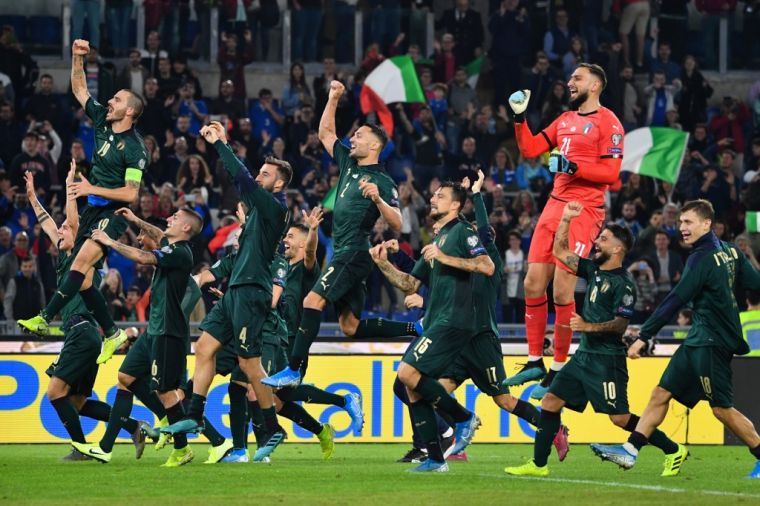 義大利2-0勝希臘提前晉級，全隊球員躍進慶祝。（法新社）