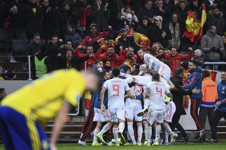 補時進球扳平瑞典，西班牙（白球衣）提前晉級2020年歐洲盃正賽。（法新社）