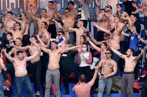 白俄超球迷幾乎都不戴口罩。法新社