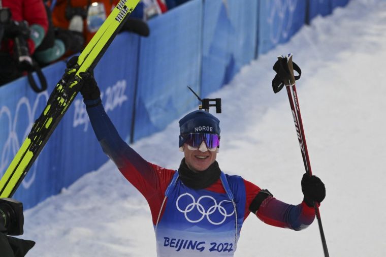 挪威名將約-包伊拿下男子15公里集體出發賽金牌，成為冬奧史上第3位單屆「四金王」！（法新社）