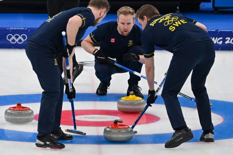 男子冰壺決賽，瑞典隊經加局以5-4擊敗英國隊奪下冬奧史上首金。（法新社）