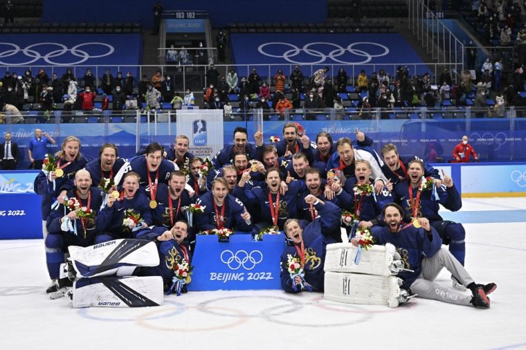 芬蘭男子冰球以2-1逆轉勝俄奧隊，奪得隊史首金。（法新社）