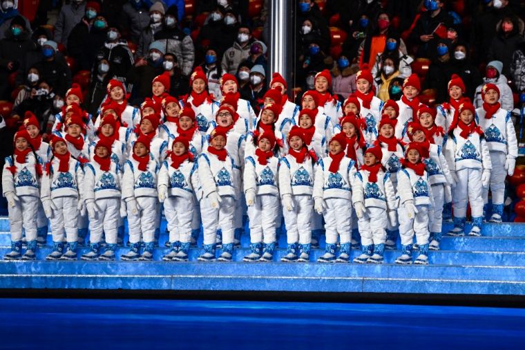 參加開幕的44個阜平孩子，在閉幕典禮中用希臘語演唱《奧林匹克頌》。（法新社）