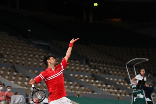 喬帥在法網中央球場首次夜間賽事出場。法新社