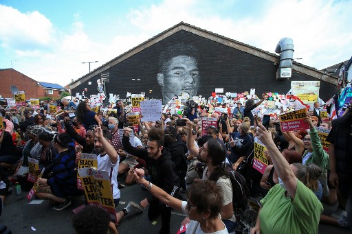 威辛頓球迷在拉斯福德的壁畫前抗議種族歧視。法新社