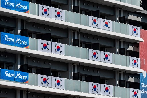 南韓東奧選手村已將橫幅移除。法新社