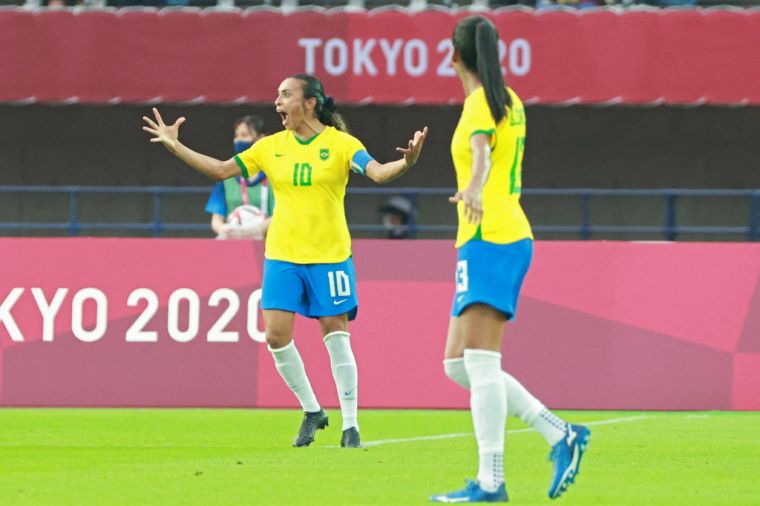 35歲的馬塔（左）連進兩球，帶領巴西5-0打爆中國女足。（法新社）