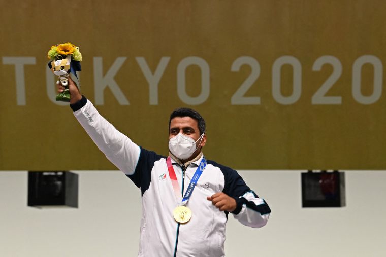 ▲福洛吉奪伊朗史上首面奧運射擊金牌。（圖／法新社，下同）