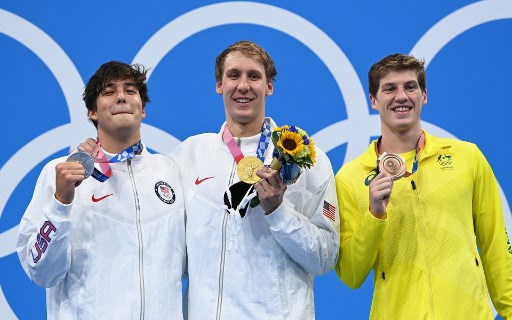 游泳男子400混頒獎台上3名選手都不戴口罩嚇到國際奧會。法新社