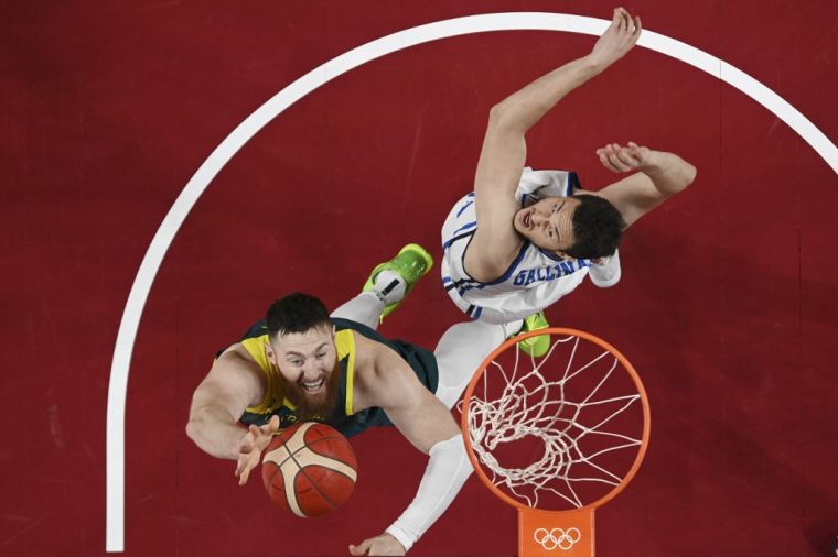 澳洲男籃中鋒貝恩斯（左）浴室摔傷，傷上加傷，提前告別奧運。（法新社資料照）