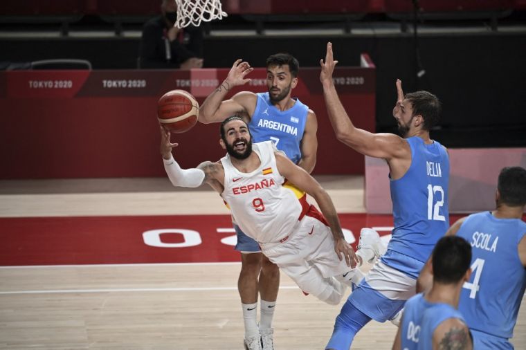 盧比奧（持球者）帶領西班牙男籃擊敗阿根廷，預賽2連勝。（法新社）
