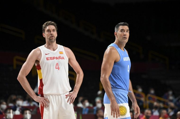 41歲的加索（左）與斯柯拉（右）成為奧運籃球場上的不老傳奇。（法新社）