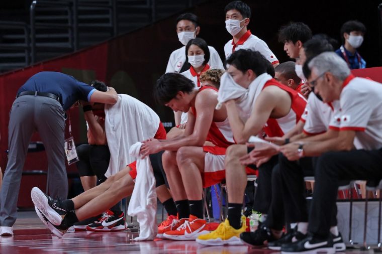 號稱日本史上最強的男籃隊，生死戰輸給阿根廷，隊職員賽後黯然坐板凳席。（法新社）