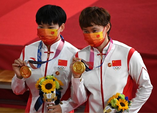 金牌組合鐘天使／鮑珊菊因身上的毛澤東徽章而遭到國際奧會的調查。法新社