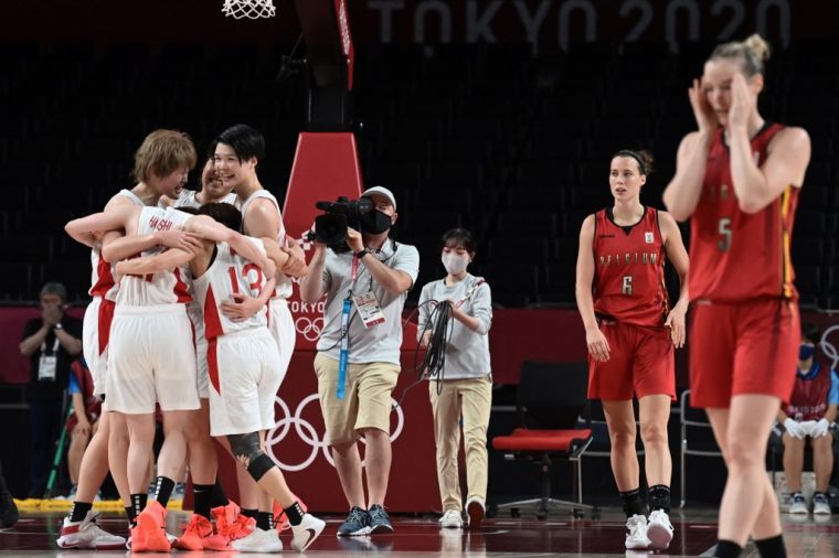 日本女籃三分準絕殺比利時,球員相擁歡喜慶祝進4強。（法新社）