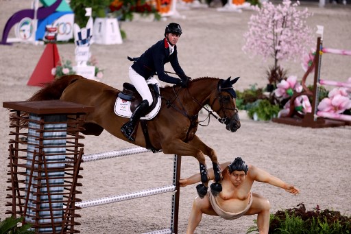 馬術障礙賽的相撲力士裝飾會嚇到一些馬匹。法新社