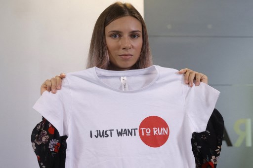 白俄田徑選手齊瑪諾絲卡賣獎牌來支持那些跟她一樣的白俄選手。法新社