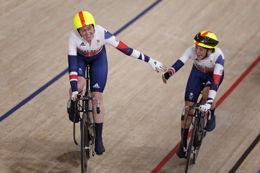 英國好手肯尼 (Laura Kenny，右)和阿奇博爾德 (Katie Archibald)兩人主宰東京奧運場地車女子組麥迪遜賽。法新社