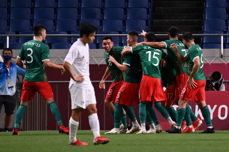 墨西哥以3-1擊敗地主日本，獲得東京奧運男足銅牌，相擁慶祝。（法新社）