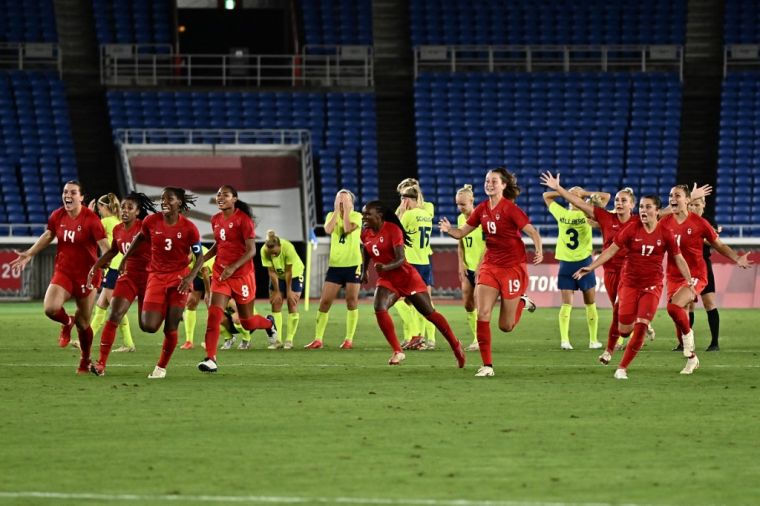 加拿大女足（紅球衣）PK戰3-2險勝瑞典，奪得隊史首面奧運女足金牌！（法新社）