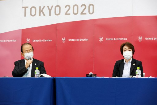 東京奧組委主席橋本聖子(右) 在四方會議後出席記者會。法新社