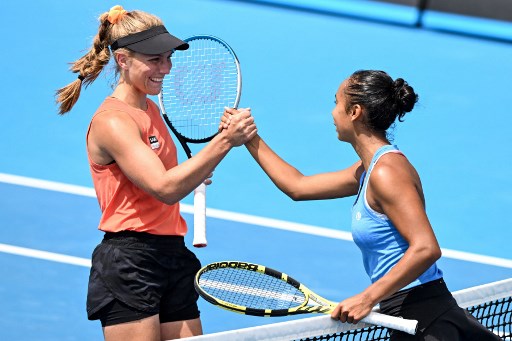 去年美網女單亞軍弗南德茲(右)再度於澳網一輪遊。法新社