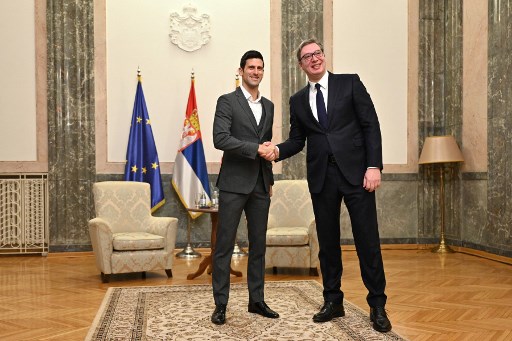 塞爾維亞總統武契奇(右)特別向喬科維奇致意。法新社