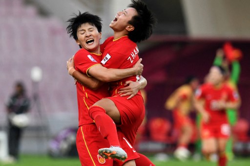 中國女足張琳艷(右)射進追平球。法新社