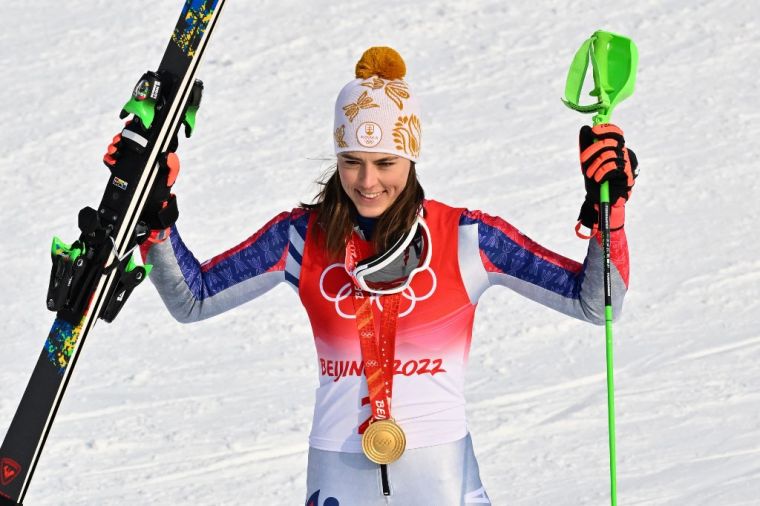 蛻變後的弗洛瓦重拾歡笑，勇奪北京冬奧高山滑雪女子曲道金牌！（法新社）
