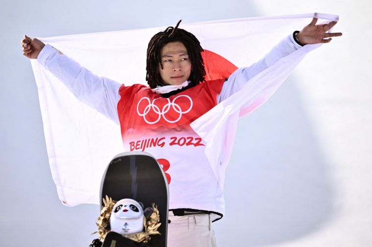日本23歲的平野步夢在單板滑雪展現空前絕技奪金。（法新社）