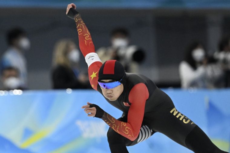 高亭宇競速滑冰破冬奧紀錄奪金。法新社
