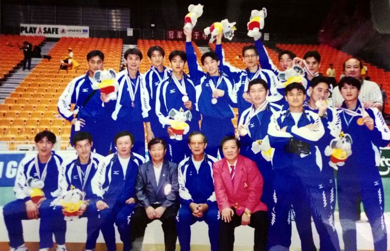 和1998年曼谷亞運奪銅中華男排隊的合照，章金榮(前排左六)護貝後珍藏至今。章金榮／提供。