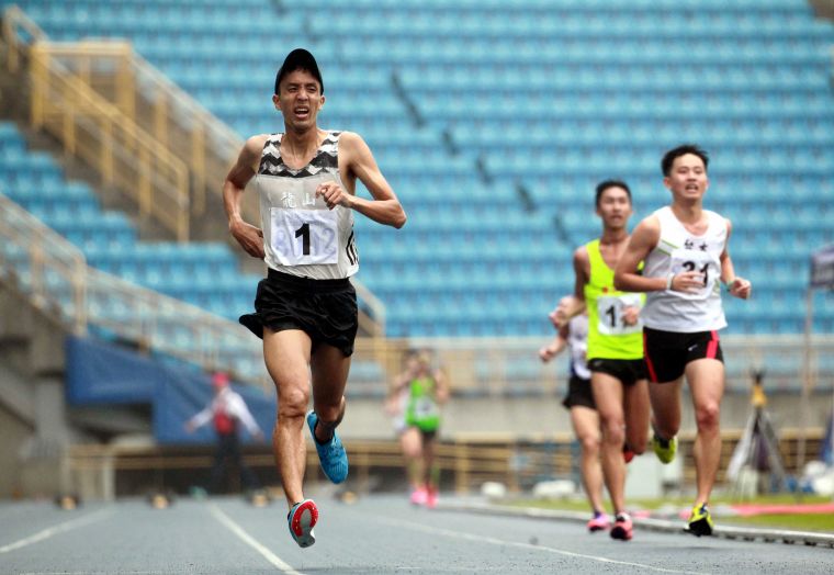 李奇儒(左)一馬當先勇奪108年台北市春季全國田徑公開公開男子一萬公尺金牌。林嘉欣／攝影。