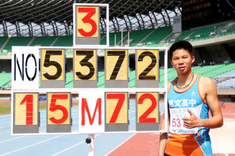 李允辰在港都盃全國田徑錦標賽以15.72公尺奪金，讓高懸21年的大會紀錄作古。林嘉欣／攝影。