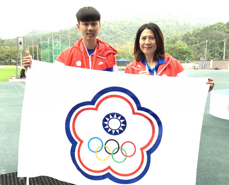 盛尹辰(左)拿下首面國際賽金牌，教練徐子茜一度激動到換氣過度，說不出話來。田徑協會／提供。