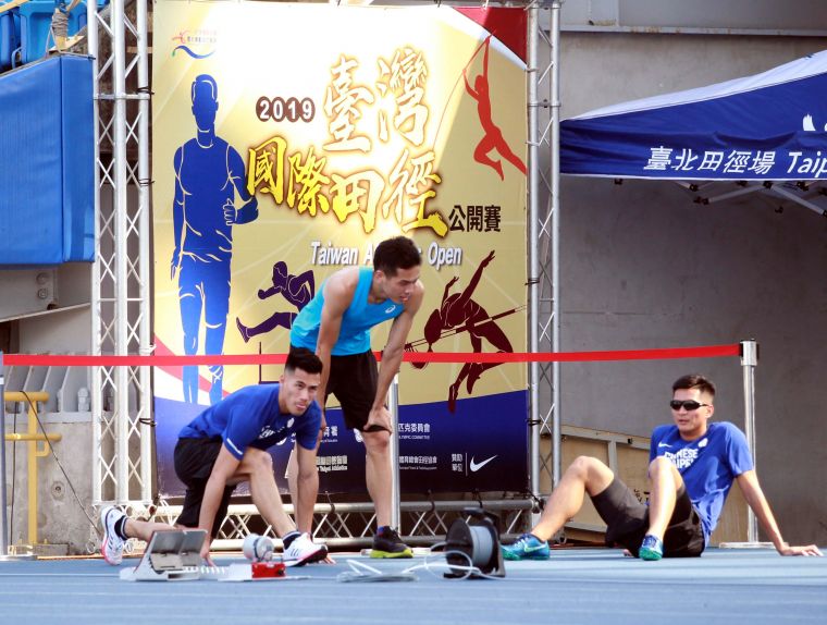 楊俊瀚(左)備戰2019臺灣國際田徑公開賽。林嘉欣／攝影。
