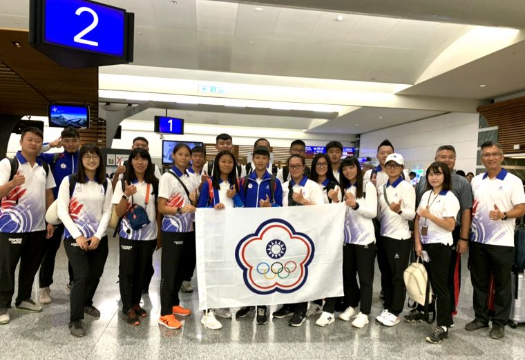 中華青年、青少年射箭隊啟程前往西班牙，備戰世青射箭賽。倪大智／提供。