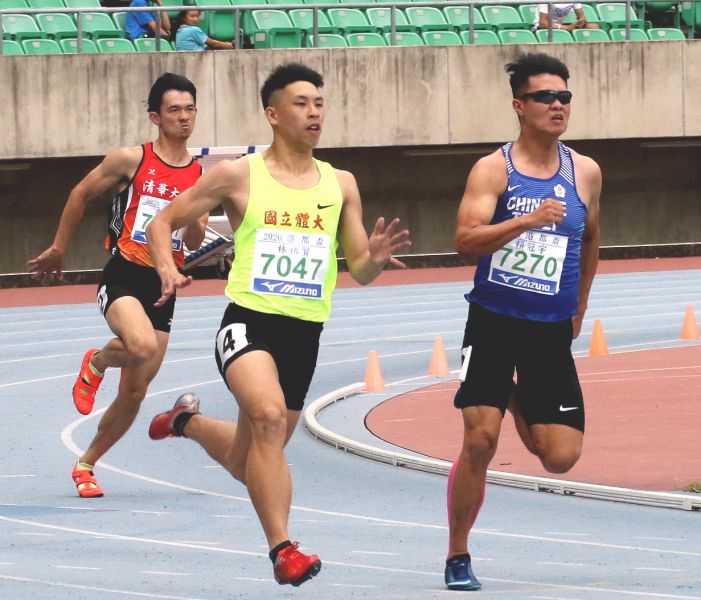 林祐賢(左二）在港都盃田徑賽200公尺準決賽以21秒37達標亞青。高雄市政府運動發展局／提供。