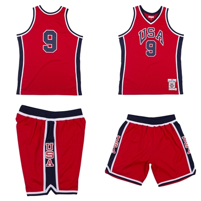 Michael Jordan 1984 USA奧運復刻球衣 $9,980(上)；Michael Jordan 1984 USA奧運復刻球褲 $4,880_正面（下）。官方提供