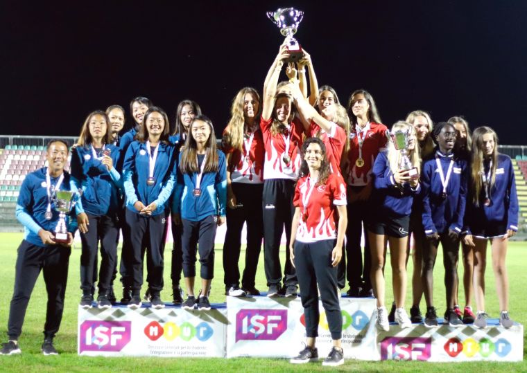 中華女子網球隊(左)勇奪2019年世界中學生網球錦標賽亞軍。高中體總／提供。