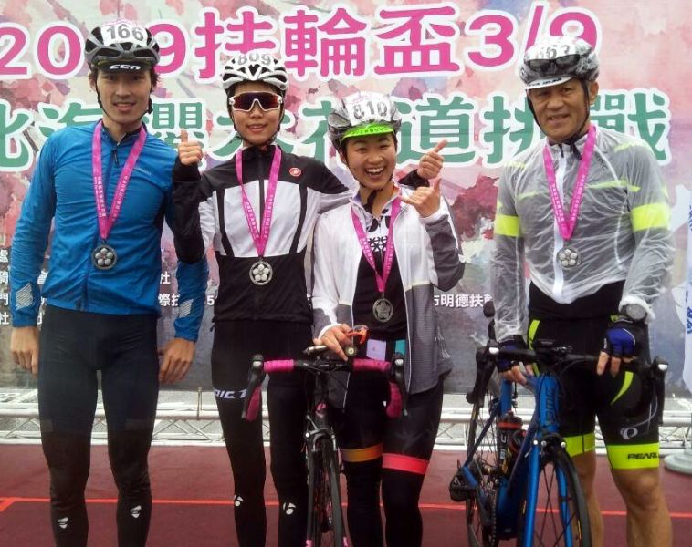 爬坡王子王胤之(左)小試身手。中華民國自行車騎士協會／提供。
