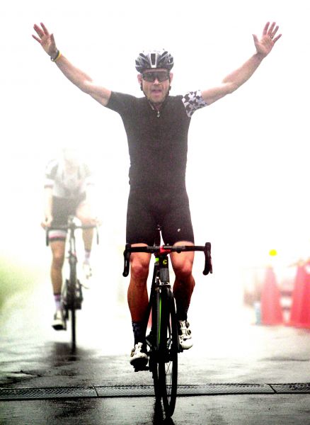 英國登山王艾文斯在雲嵐中，勇奪2018陽明山自行車登山王挑戰冠軍。中華民國自行車騎士協會／提供。