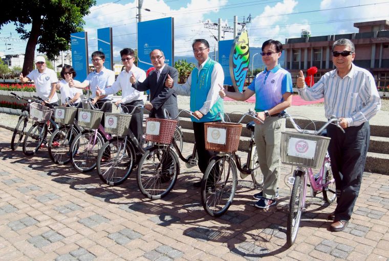 關山自行車打卡點由交通部觀光局主秘林坤源(右四)和關山鎮長戴文達(右三)等貴賓一同揭幕。中華民國自行車騎士協會／提供。
