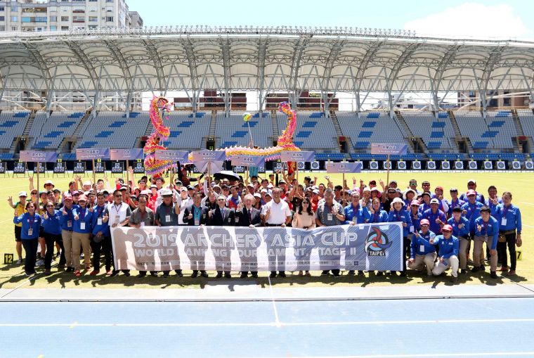 2019亞洲盃射箭賽第二站暨世界排名賽今天開幕，與賽選手開心合照。中華民國射箭協會／提供。