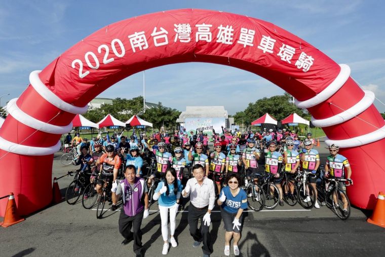 參加2020南台灣高雄單車環騎的車友在出發前大合照 。中華民國單車運動協會／提供。