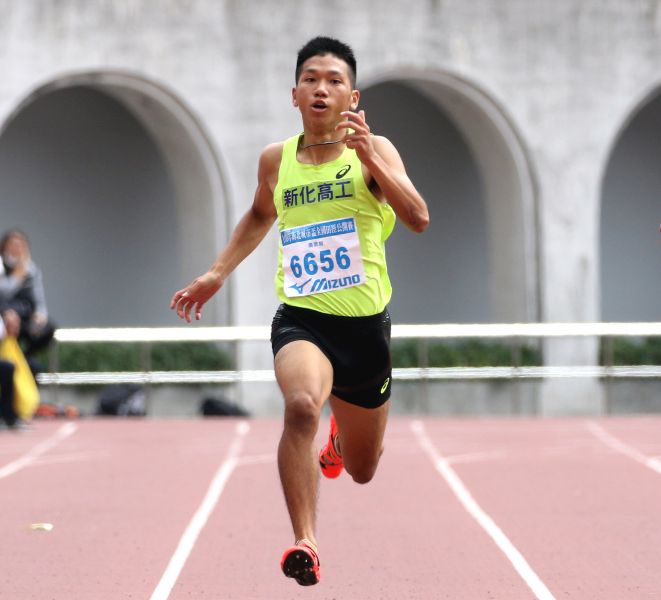 新化高工「勁量小子」魏浩倫在高男100公尺預賽，以10秒68達標亞洲青少年田徑賽。資料照片　林嘉欣／攝影。