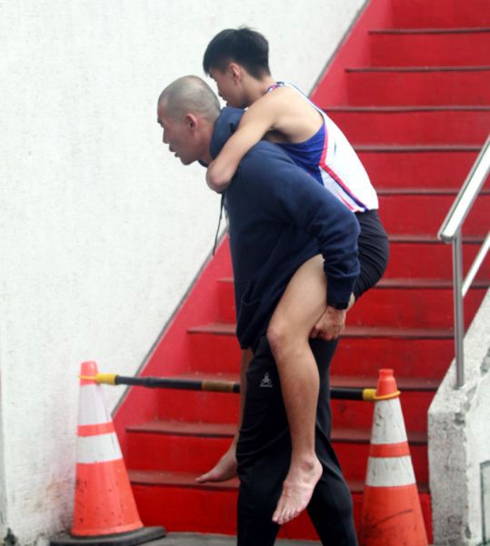 去年世中田選拔賽時，教練陳鴻傑把受傷的劉家成背到場邊。林嘉欣／攝影。