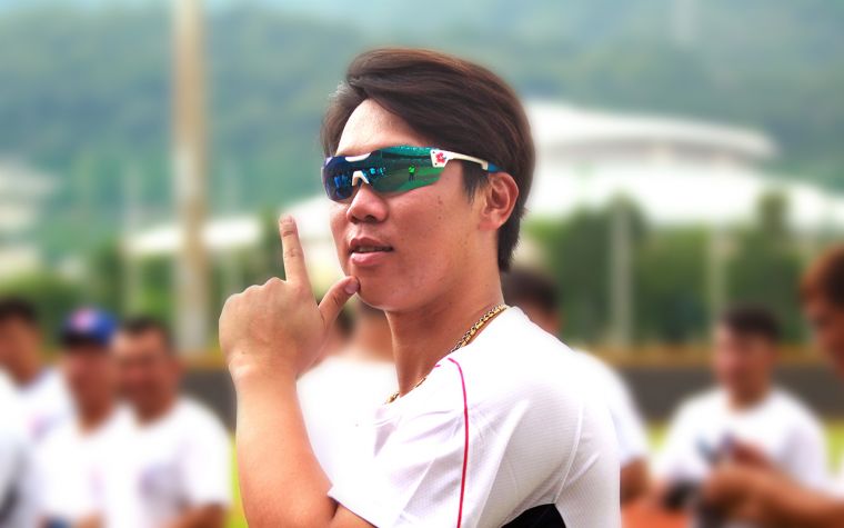 詹子賢開心戴上梅花限定版中華隊鏡擺POSE。720armour運動眼鏡／提供。