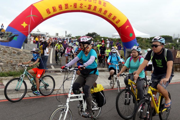 2018LightupTaiwan極點慢旅系列活動第二站在富貴角登場。中華民國自行車騎士協會／提供。