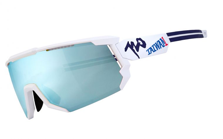 720HiColor運動眼鏡為中華隊加油。720armour運動眼鏡／提供。